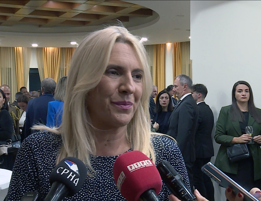 САРАЈЕВО, 24. ОКТОБРА /СРНА/ - Српски члан Предсједништва БиХ Жељка Цвијановић изјавила је да Република Српска и Мађарска дијеле заједничке вриједности и да њено присуство вечерас на пријему у мађарској Амбасади у Сарајеву показује пријатељске и блиске односе.
