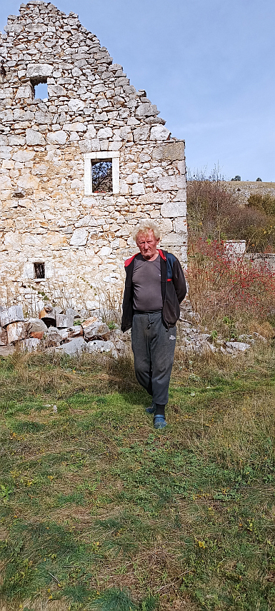 БОСАНСКО ГРАХОВО, 25. ОКТОБРА /СРНА/ - Седамдесетогодишњи Дмитар Балаћ давне 1998. године вратио се у родно село Доње Пеуље које је удаљено десетак километара од Босанског Грахова и данас је једини становник у овом мјесту у којем је прије рата, како каже, било народа, а данас су куће порушене, уништене и пусте.