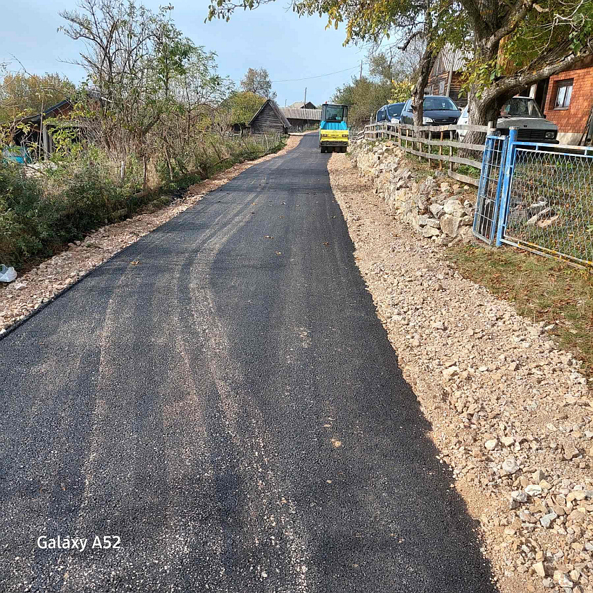 СОКОЛАЦ, 25. ОКTОБРА /СРНА/ - Шумско газдинство "Романија" са Сокоца реализовало је у потпуности годишњи план реконструкције и асфалтирања шумских камионских путева у вриједности 1.300.000 КМ.