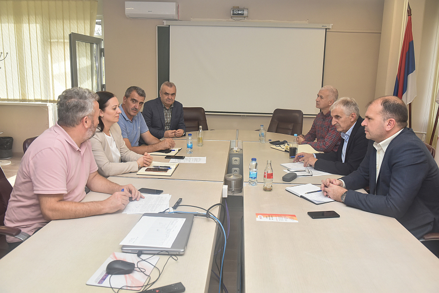 ЗВОРНИК, 25. ОКТОБРА /СРНА/ - Зворничка компанија "Алумина" својим енергетским ресурсима могла би да обезбиједи даљинско гријање потрошача у граду Зворнику, констатовано је на састанку представника Градске управе, "Зворник стана" и ове компаније.