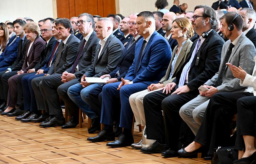 БЕОГРАД, 25. ОКТОБРА /СРНА/ - Министар безбједности у Савјету министара Ненад Нешић данас је у Београду, на позив министра унутрашњих послова Србије Братислава Гашића, присуствовао пуштању у рад система за хитно обавјештавање јавности у случају нестанка малољетног лица – "Пронађи ме".