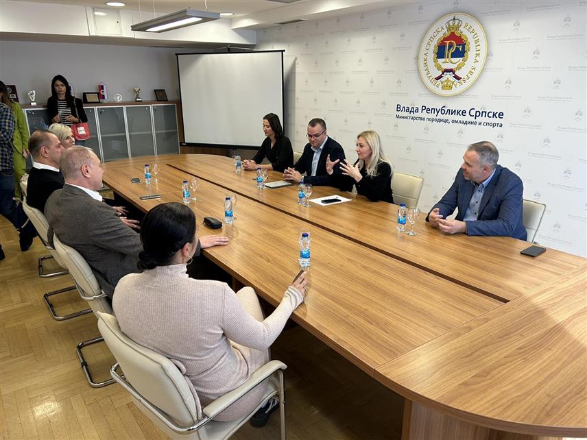 БАЊАЛУКА, 25. ОКТОБРА /СРНА/ - Министар породице, омладине и спорта Селма Чабрић на пријему са учесницима панела "Школски спорт - изазови и перспективе".