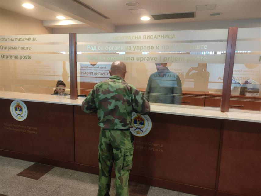 БАЊАЛУКА, 25. ОКТОБРА /СРНА/ - Посланик у Народној скупштини Републике Српске Радислав Дончић данас је у Министарство рада и борачко-инвалидске заштите предао захтјеве са недавног „народног протеста“ у Бањалуци који обухватају ревизију борачког стажа, рјешења и спискова, повећање борачког додатака на седам КМ за сваки мјесец учешћа у рату и да се у року од мјесец дана запосле сва дјеца погинулих бораца.