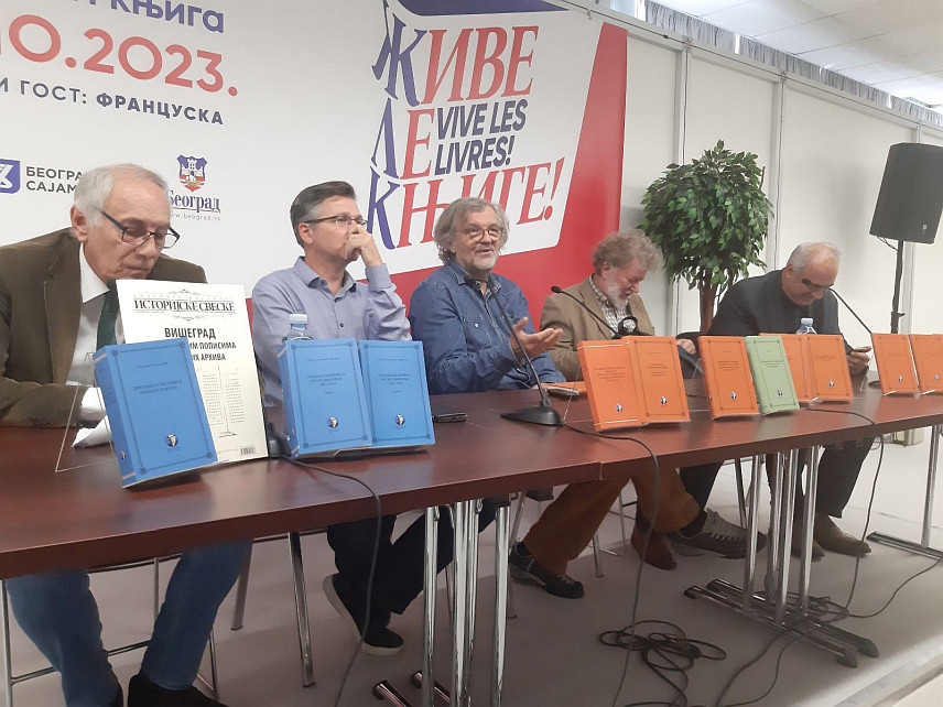 БЕОГРАД, 25. ОКТОБРА /СРНА/ - Директор Андрићевог института Емир Кустурица на Међународном београдском сајму књига, на представљању свог десетогодишњег издавачког ангажмана.