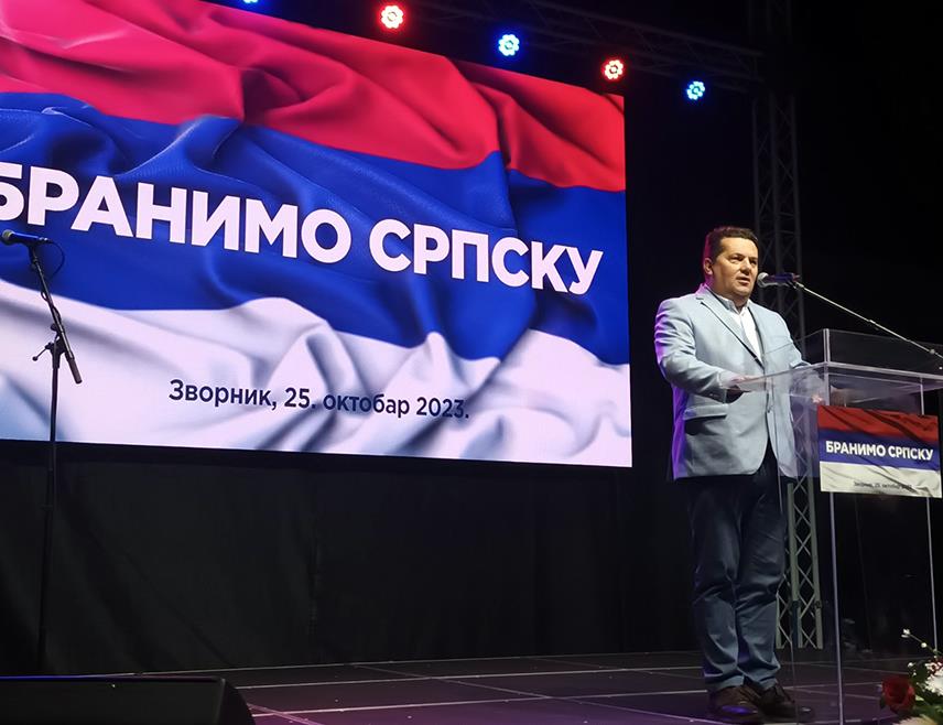 ЗВОРНИК, 25. ОКТОБРА /СРНА/ - Предсједник Народне скупштине Републике Српске Ненад Стевандић поручио је вечерас са народног митинга "Бранимо Српску" у Зворнику да Република Српска и њени грађани неће мијењати слободу за ништа, као што неће мијењати ни свог предсједника Милорада Додика за Кристијана Шмита.