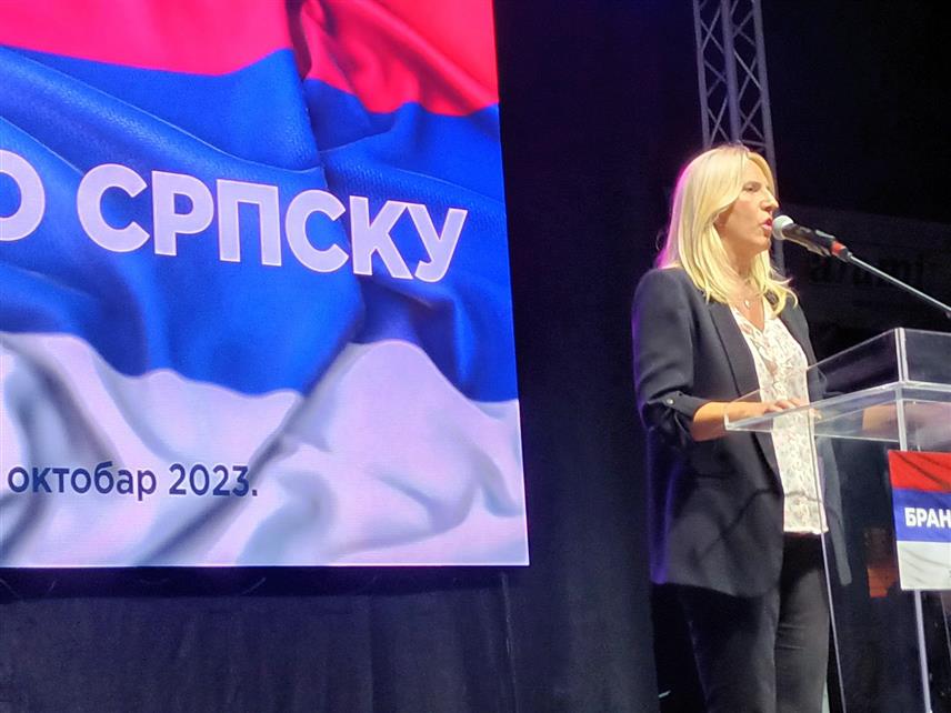 ЗВОРНИК, 25. ОКТОБРА /СРНА/ - Српски члан Предсједништва БиХ Жељка Цвијановић изјавила је вечерас да је порука народног митинга "Бранимо Српску" из Зворника и осталих широм Српске да народ никоме неће дозволити да се игра са републичким институцијама и да понижава предсједника Републике.