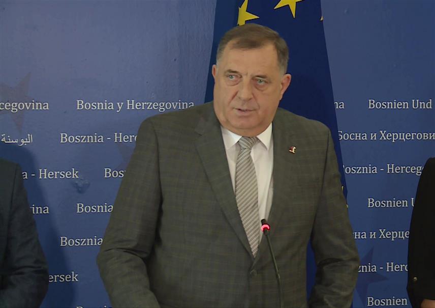 САРАЈЕВО, 26. ОКТОБРА /СРНА/ - Предсједник СНСД-а Милорад Додик и потпредсједник СНСД-а Жељка Цвијановић  на конференцији за новинаре након састанка лидера парламентарних странака које чине већину на нивоу БиХ.