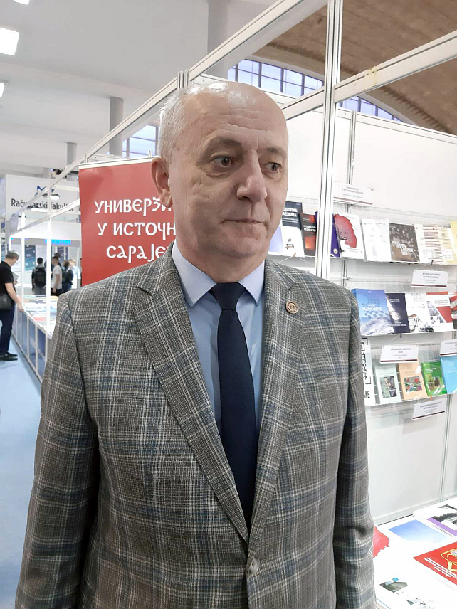 БЕОГРАД, 26. ОКТОБРА /СРНА/ - Ректор Универзитета у Источном Сарајеву Милан Кулић рекао је да је наступ на Међународном сајму књига у Београду одлична прилика за још једну промоцију овог универзитета, који је припремио 220 нових издања.
