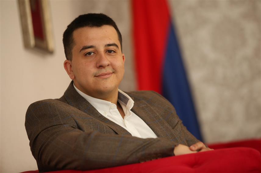 БАЊАЛУКА, 26. ОКТОБРА /СРНА/ - Влада Републике Српске именовала је данас предсједника Форума младих Социјалистичке партије Српске /СПС/ Милана Унчанина за помоћника министра у Министарству породице, омладине и спорта, саопштено је из СПС-а.