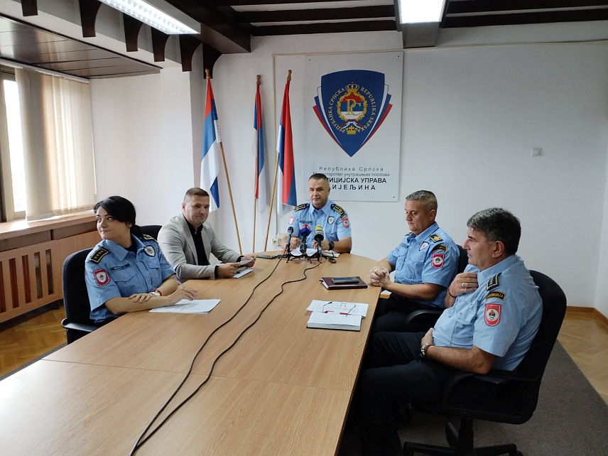 БИЈЕЉИНА, 26. ОКТОБРА /СРНА/ - Начелник Полицијска управе Бијељина Стјепан Терзић са сарадницима на конференцији за новинаре.