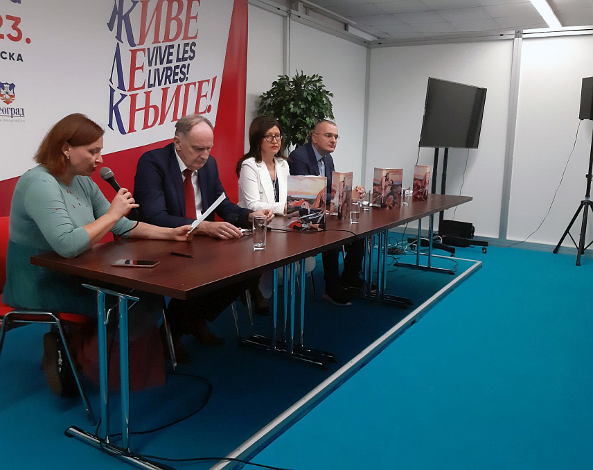 БЕОГРАД, 26. ОКТОБРА /СРНА/ - Удружење "Medici.com" из Бањалуке представило је на Међународном сајму књига у Београду монографију "Војни санитет у српском народу", која представља пресјек историје српског војног санитета од средњег вијека до данас, те је овом приликом истакнуто да је припадницима војног санитета током ратова рад остао чист, а име неукаљано.