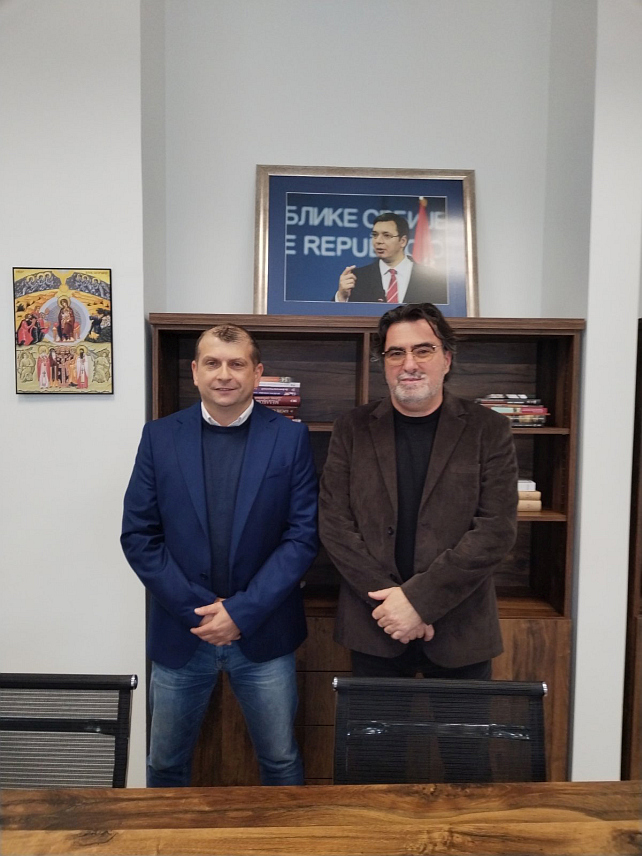 ОЏАК, 26. ОКТОБРА /СРНА/ - Предсједник Српског грађанског удружења из Посавине Дамир Иветић данас је у Новом Саду са директором Фонда за избјегла и расељена лица и за сарадњу са Србима у региону Александром Ђедовцем потписао уговор о додјели милион динара /око 16.700 евра/ за изградњу "Српске куће" у Оџаку.