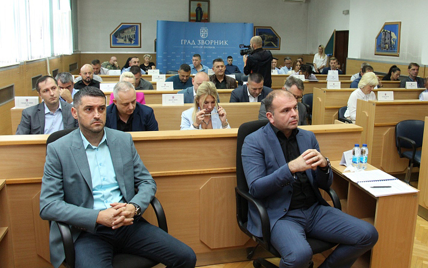 ЗВОРНИК, 26. ОКТОБРА /СРНА/ - Скупштина града Зворника дала је сагласност на одлуку АД "Зворник стан" према којој је цијена гријања стамбеног простора повећана за 22 одсто и износиће 3,30 КМ по метру квадратном, а за кориснике пословних простора умањена за 10 одсто и износиће 6,06 КМ по метру квадратном.