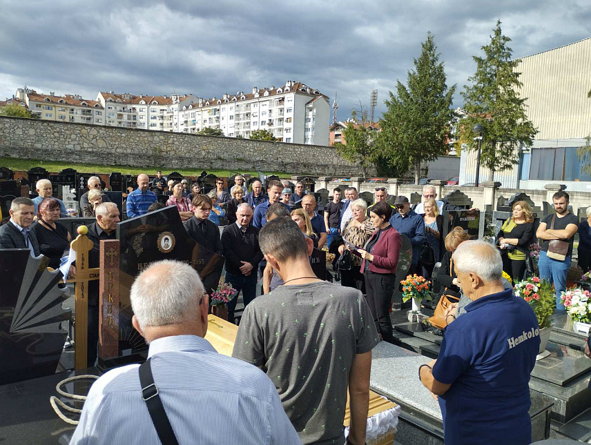 БАЊАЛУКА, 26. ОКТОБРА /СРНА/ - Дугогодишњи предсједник бањалучке Градске организације породица заробљених, погинулих бораца и несталих лица Станислав Бркић сахрањен је данас на бањалучком гробљу Свети Пантелија.