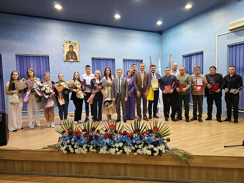 УГЉЕВИК, 26. ОКТОБРА /СРНА/ - У Угљевику је вечерас одржана свечана сједница Скупштине општине поводом крсне славе Свете Петке Параскеве на којој је начелник Угљевика Василије Перић поручио да се у протеклих годину дана у овој општини градило и радило.