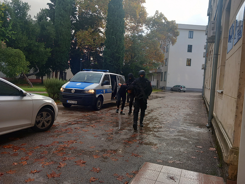 ТРЕБИЊЕ, 26. ОКТОБРА /СРНА/ - Више лица ухапшено је у Tребињу оквиру полицијске акције "Улица 2023", усмјерене на спречавање препродаје дрога.