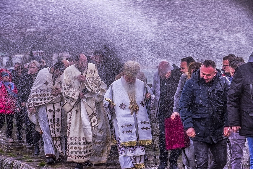 БЕОЧИН, 27. ОКТОБРА /СРНА/ - Фотографија под називом "Бог се јави", коју је снимио Димче Коруноски из Охрида, проглашена је за најбољу на овогодишњем конкурсу "Православље на интернету", у организацији Друштва "Беофото" из Беочина.
