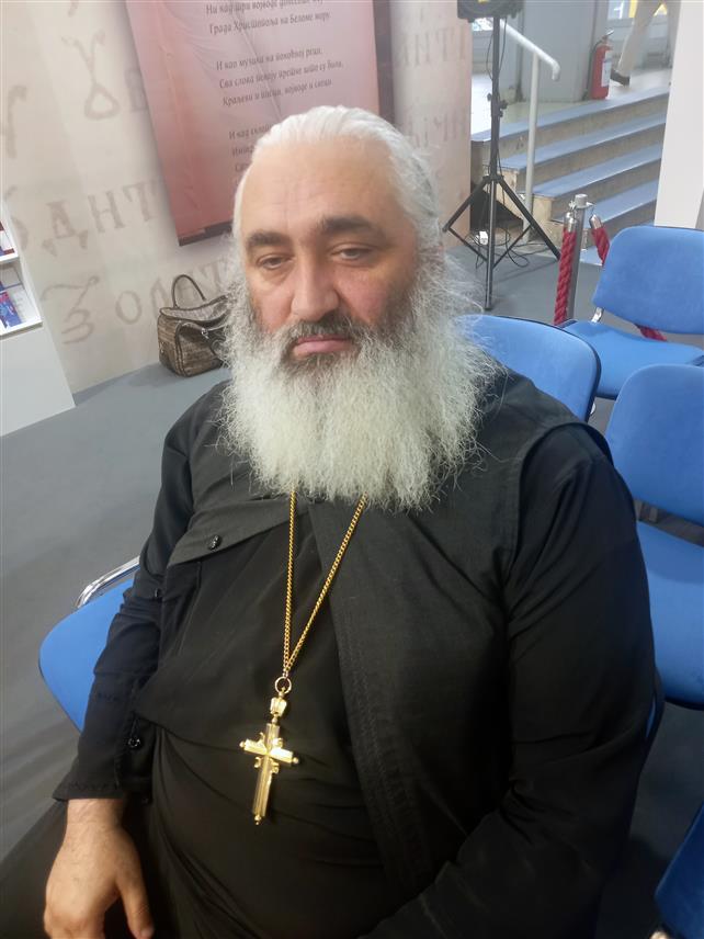 БЕОГРАД, 27. ОКТОБРА /СРНА/ - Поред моштију Свете Петке у граду Јашу у Румунији вјерници читају молитве за здравље и људи оздраве, што је добро јер су православни храмови, посебно манастири мјесто окрепљења и исцјељења за оне који долазе са вјером, рекао је Срни игуман манастира Часног Крста у Сувом Пољу код Бијељине Николај.