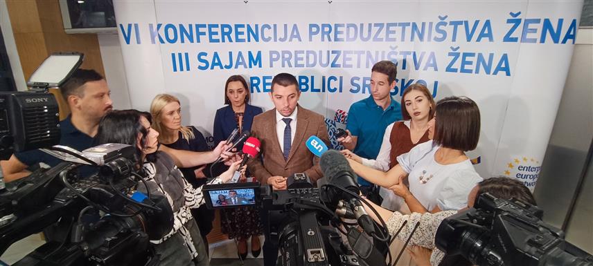 БАЊАЛУКА, 27. ОКТОБРА /СРНА/ - Министар трговине и туризма Републике Српске Денис Шулић на конференцији за новинаре прије отварања Сајма предузетништва жена у Бањалуци.