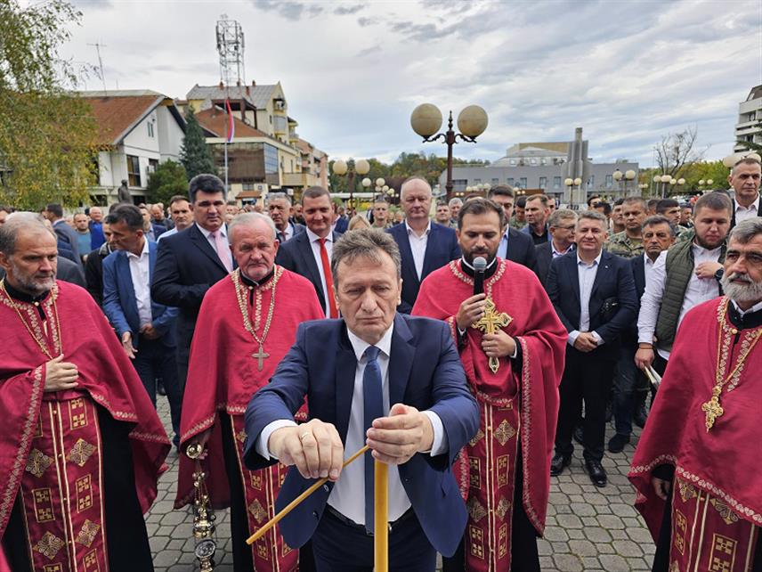 УГЉЕВИК, 27. ОКТОБРА /СРНА/ - Свечаности поводом славе општине Угљевик почеле су јутрос Светом литургијом у храму Свете Петке Параскеве и литијом која је прошла градским улицама, након чега је традиционално испред зграде општине преломљен славски колач у част заштитнице Свете Петке коју прославља ова подмајевичка локална заједница.