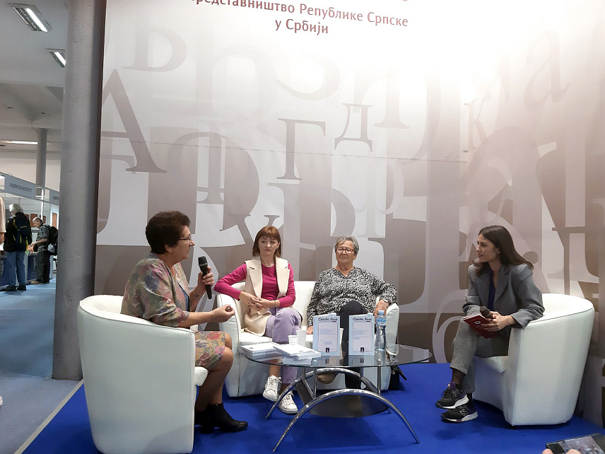 БЕОГРАД, 27. ОКТОБРА /СРНА/ - Градски одбор Српског културног и просвјетног друштва /СПКД/ "Просвјета" Бијељина представио је на штанду Републике Српске на Међународном сајму књига у Београду часопис "Српска вила", бројеви 55, 56 и 57, који презентује и чува културу српског народа у БиХ, а истакнута је и потреба да овај часопис пређе границе Српске и БиХ.