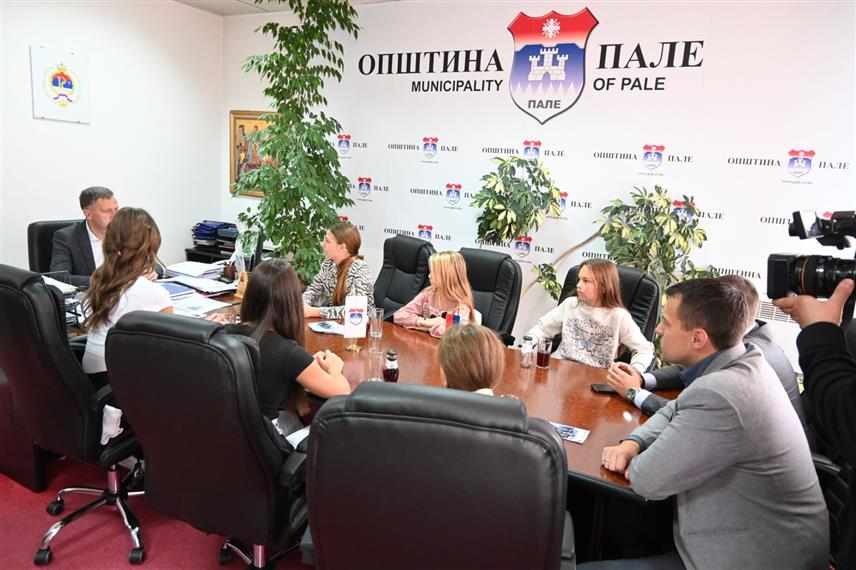 ПАЛЕ, 27. ОКТОБРА /СРНА/ - Начелник општине Пале Бошко Југовић угостио је данас учеснице музичког фестивала "Ритам Европе", које ће на овогодишњем такмичењу у Градишци представљати ову локалну заједницу.