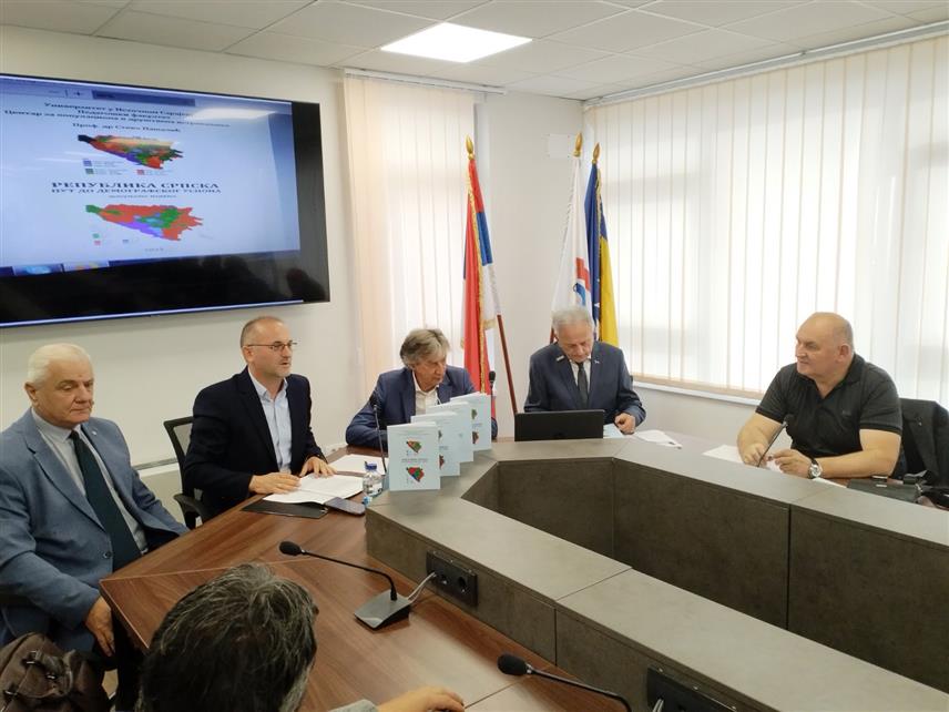 БИЈЕЉИНА, 27. ОКТОБРА /СРНА/ - Уважени српски демограф Стево Пашалић на промоцији у Бијељини допуњеног издања своје књиге "Република Српска - пут до демографског успона".