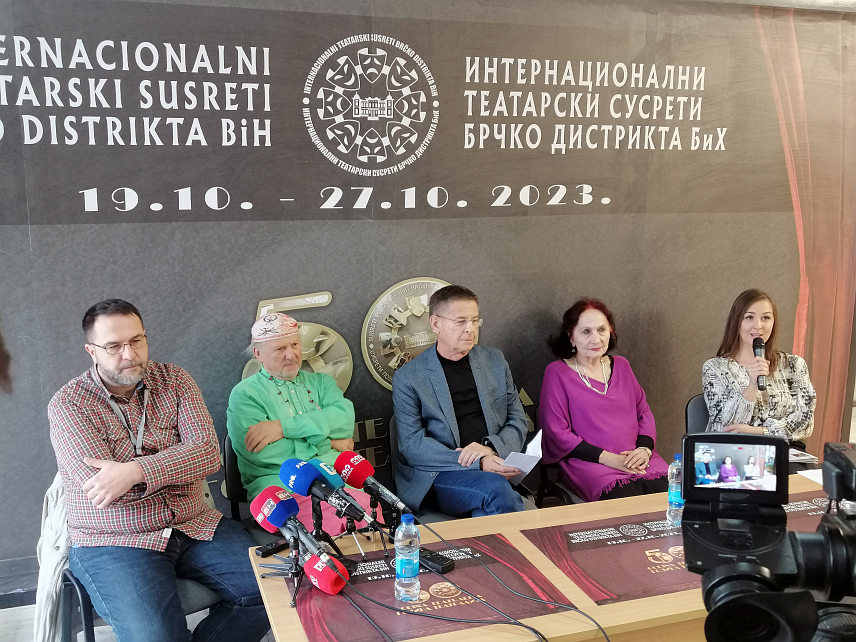 БРЧКО, 27. ОКТОБРА /СРНА/ - Награду за најбољу представу у цјелини, гран при 40. Интернационалних театарских сусрета у Брчком добила је Есхилова "Орестија", редитеља Слободана Унковског, у продукцији Народног позоришта Сарајево и Интернационалног театарског фестивала МЕСС.