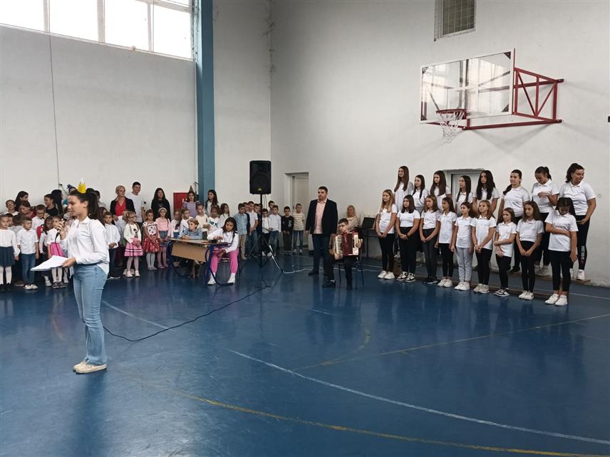 ЗВОРНИК, 27. ОКТОБРА /СРНА/ - У Основној школи "Десанка Максимовић" у Челопеку код Зворника данас је завршена седмодневна манифестација "Дани јабуке", у оквиру које су били организовани конкурси за литерарне и ликовне радове, те прављење паноа на којима је јабука централна тема.