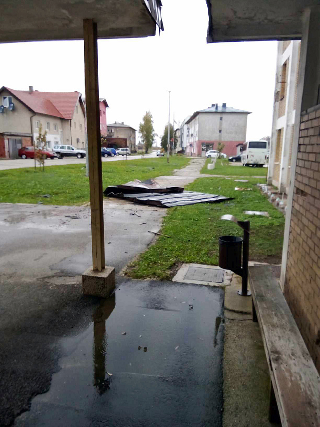 ГЛАМОЧ, 27. ОКТОБРА /СРНА/ -Током невремена које је данас погодило Гламоч срушен је и лимени са крова Дома здравља.