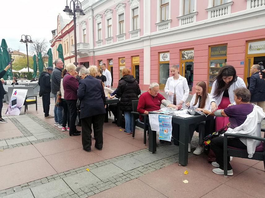 БРЧКО, 27. ОКТОБРА /СРНА/ - Удружење дијабетичара Брчко дистрикта данас је на Тргу младих у том граду обиљежило Свјетски дан борбе против можданог удара бесплатним мјерењем нивоа шећера у крви, крвног притиска, еластичности вена, као и подјелом летака о симптомима можданог удара.