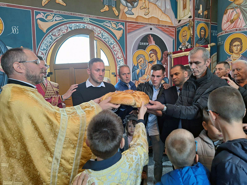 ШАМАЦ, 27. ОКТОБРА /СРНА/ - Храм посвећен Светој Петки Параскеви у Баткуши, код Шамца, обиљежио је своју крсну славу у присуству мјештана ове парохије, а након литургије уприличена је славска трпеза.