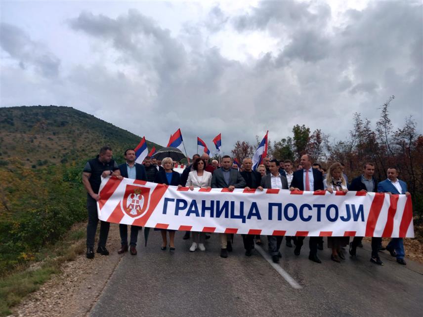 ЉУБИЊЕ, 27. ОКТОБРА /СРНА/ - Скуп под мотом "Граница постоји" у знак подршке институцијама Републике Српске одржан је на међуентитетској граници на правцу Љубиње-Столац.