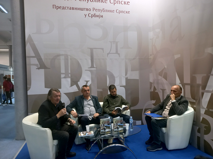 БЕОГРАД, 27. ОКТОБРА /СРНА/ - Српско просвјетно и културно друштво /СПКД/ "Просвјета" из Козарске Дубице представила се на Међународном сајму књига у Београду са три издања, међу којима је зборник "Кад прошлост проговори: Козара 80 година касније" којим историографи дају нови поглед на битку на Козари и разбијају "комунистичке истине" о улози четника у том страдању српског народа.