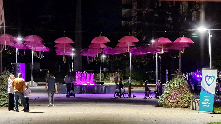 ДОБОЈ, 27. ОКTОБРА /СРНА / - У добојском Парку народних хероја вечерас су постављени ружичасти кишобрани, а истом бојом освијетљена је и фонтана с циљем подизања свијест о превенцији рака дојке.
