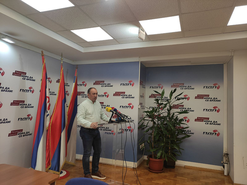 БАЊАЛУКА, 28. ОКТОБРА /СРНА/ - Шеф Клуба посланика ПДП-а у Народној скупштини Републике Српске Игор Црнадак на конференцији за новинаре у Бањалуци.