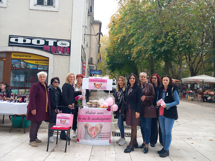 TРЕБИЊЕ, 28. ОКТОБРА /СРНА/ - Чланице Удружења жена обољелих од рака дојке "Света Петка" из Билеће данас су на Tргу слободе у Tребињу, поводом крсне славе Удружења и мјесеца борбе против карцинома дојке, организовале хуманитарну акцију "Подржи розо, јер ми то заслужујемо" у оквиру које су грађанима подијелиле славске колачиће и воће, као и летке за самопреглед дојке.