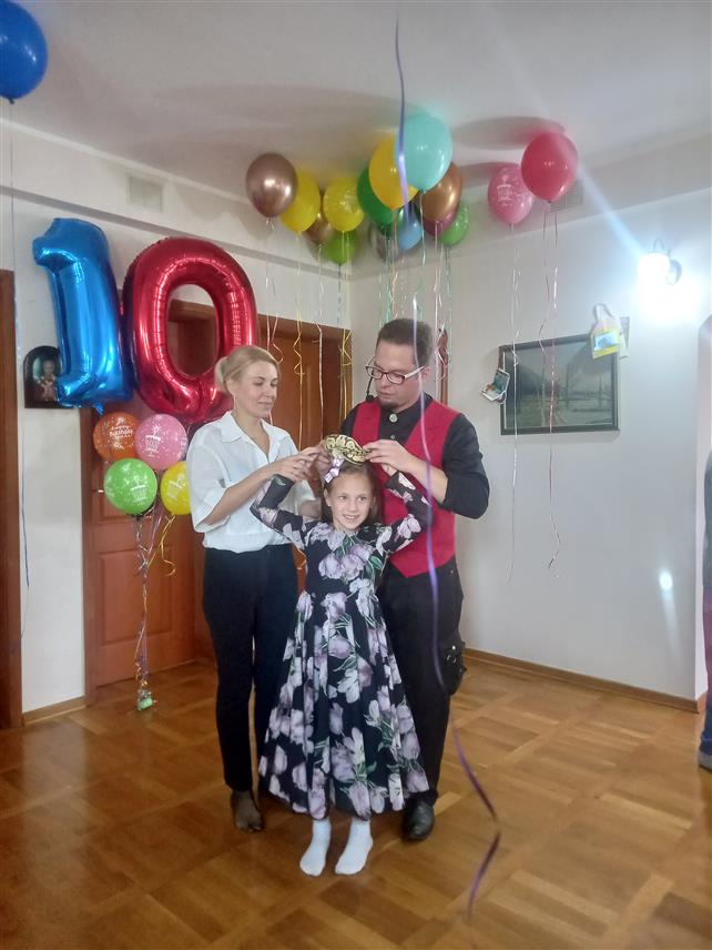 БЕОГРАД, 29. ОКТОБРА /СРНА/ - Професионални глумац и мађионичар Александар Тас и његова супруга су тако са својом представом "Магични животињски шоу" ушли у бројне домове и срца Београђана који су имали прилику да у њој учествују и да је виде.