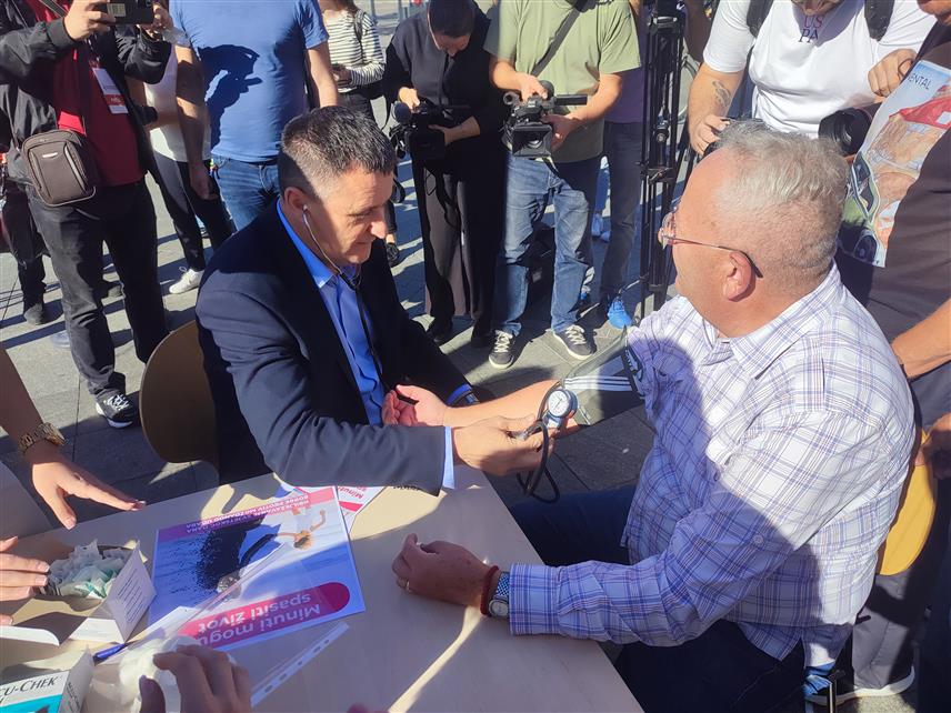 БАЊАЛУКА, 29. ОКТОБРА /СРНА/ - Медицинско особље Клинике за неурологију Универзитетског клиничког центра /УКЦ/ Републике Српске заједно са Удружењем неуролога, обиљежавајући Свјетски дан борбе против можданог удара, бесплатно су данас мјерили крвни притисак и шећер у крви свим заинтересованим грађанима Бањалуке с циљем превенције можданог удара.