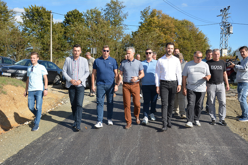 ПРИЈЕДОР, 29. ОКТОБРА / СРНА/ - У Приједору је завршено асфалтирање пута Бишћани-Доњи Волар у дужини од 1,6 километара, а градоначелник Слободан Јавор обишао је данас новоизграђену дионицу пута и са мјештанима разговарао о овом и будућим улагањима у овај дио града.