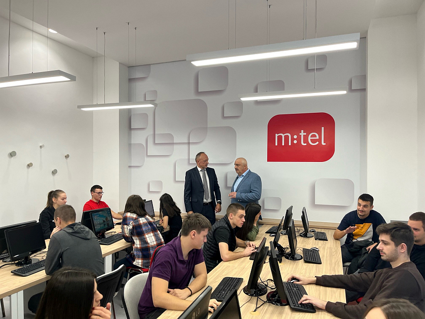 БАЊАЛУКА, 2. ОКТОБАР СРНА/ - Реконструисана учионица на Природно-математичком факултету /ПМФ/ Универзитета у Бањалуци обезбиједиће боље услове студентима за праћење наставе, за шта је компанија "М:тел" донирала 60.000 КМ, речено је на данашњој свечаности која је уприличена тим поводом.