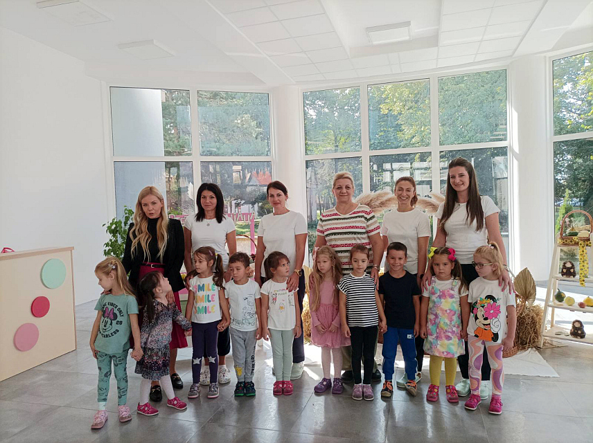 БИЈЕЉИНА, 2. ОКTОБРА /СРНА/ - Васпитачи и полазници вртића "Чика Јова Змај" из Бијељине данас су у објекту "Ђурђевак" припремили програм за представнике градског Удружења пензионера и пензионисане раднике вртића.