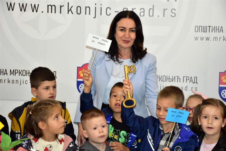МРКОЊИЋ ГРАД, 2. ОКТОБРА /СРНА/ - Дјеца из Дјечијег вртића "Миља Ђукановић" из Мркоњић Града посјетила су данас зграду општине поводом Недјеље дјетета, гдје им је начелник Одјељења за општу управу и друштвене дјелатности Дијана Еремија симболично уручила кључеве града.