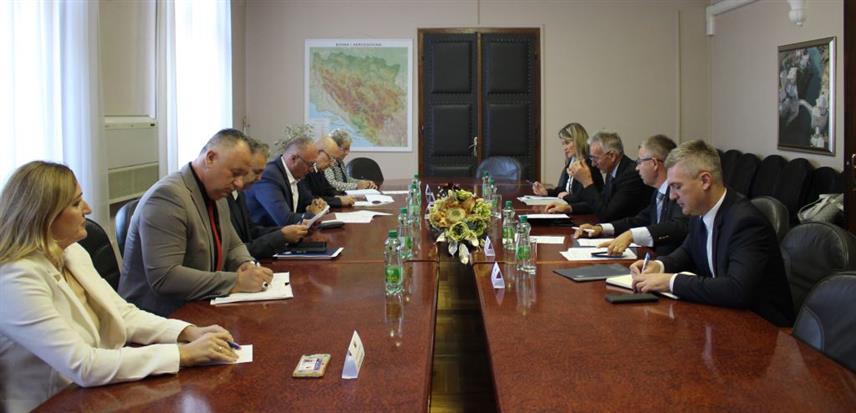 САРАЈЕВО, 2. ОКТОБРА /СРНА/ -  Министар одбране БиХ Зукан Хелез данас је у посјету ј примио делегацију Парламента БиХ, коју је предводио Кемал Адемовић, члан Заједничке комисије за одбрану и сигурност, у пратњи секретара Комисије Жељка Грубешића.