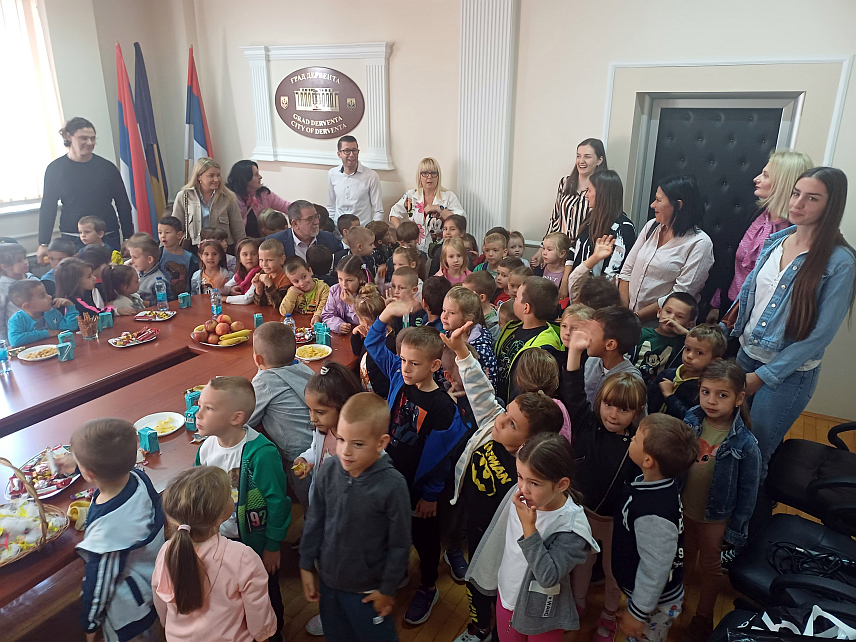 ДЕРВЕНТА, 2. ОКТОБРА /СРНА/ - Малишани дервентског вртића "Трол" посјетили су данас Градску управу у Бијељини, гдје их је дочекао градоначeлник Милорад Симић.