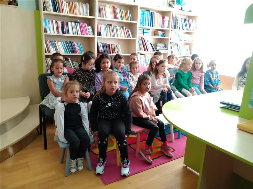 ИСТОЧНО САРАЈЕВО, 2. ОКТОБРА /СРНА/ - Матична бибилотека Источно Сарајево уручила је награде за осморо дјеце која су током љетњег распуста прочитала највећи број књига.