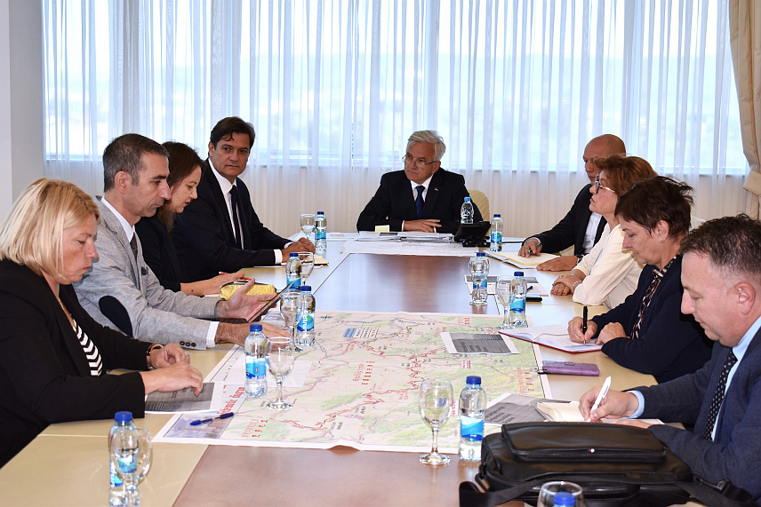 БАЊАЛУКА, 2.ОКТОБРА /СРНА/ - Састанак министра саобраћаја и веза Републике Српске Недељка Чубриловића са шефом Канцеларије Свјетске банке за БиХ и Црну Гору Кристофером Шелдоном у Бањалуци.