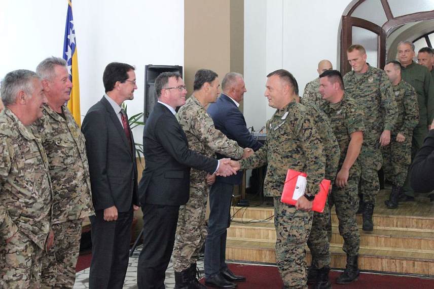 САРАЈЕВО, 2. ОКТОБРА /СРНА/ - Министар одбране у Савјету министара Зукан Хелез примио је данас припаднике инжењеријске јединице у привременом саставу Оружаних снага БиХ који су учествовали у санирању посљедица поплава у Словенији.