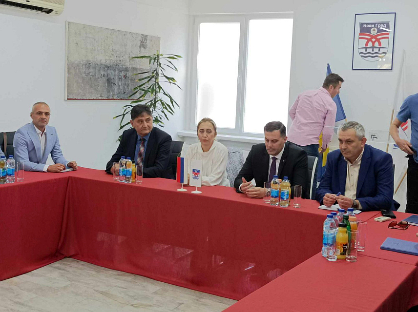 НОВИ ГРАД, 2. ОКТОБРА /СРНА/ - Министра за посторно уређење, грађевинарство и екологију Републике Српске Бојан Випотник на састанку са руководиоцима надлежних институција и стручних тимова из Републике Српске и Федерације БиХ, те начелником општине Нови Град Мирославом Дрљачом.