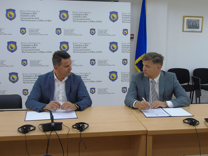 САРАЈЕВО, 2. ОКТОБРА /СРНА/ - Главни тужилац Тужилаштва БиХ Миланко Кајганић са предсједником Комисије за вриједносне папире ФБиХ Аднаном Зукићем.